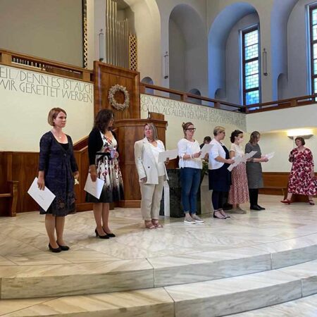 Csilla Valentyik (ganz links) erhält das Diplom
