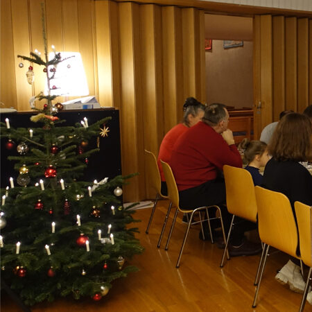 Der Christbaum verbreitet eine weihnachtliche Stimmung in der Gemeindestube.