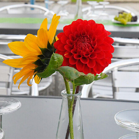 Blumenschmuck auf Tischen