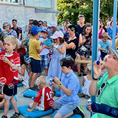 eine grosse Kinderschar hat sich zur Mutmachfeier versammelt