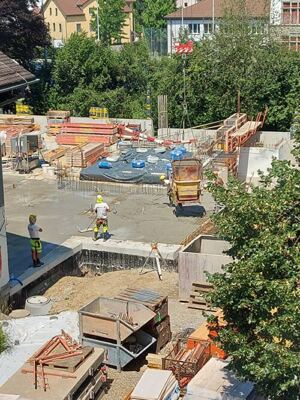 25.07.24 Der Boden des Erdgeschosses wird betoniert.