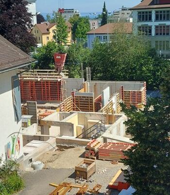 18.06.24 Beton wird in die Mauerschalung gegossen.